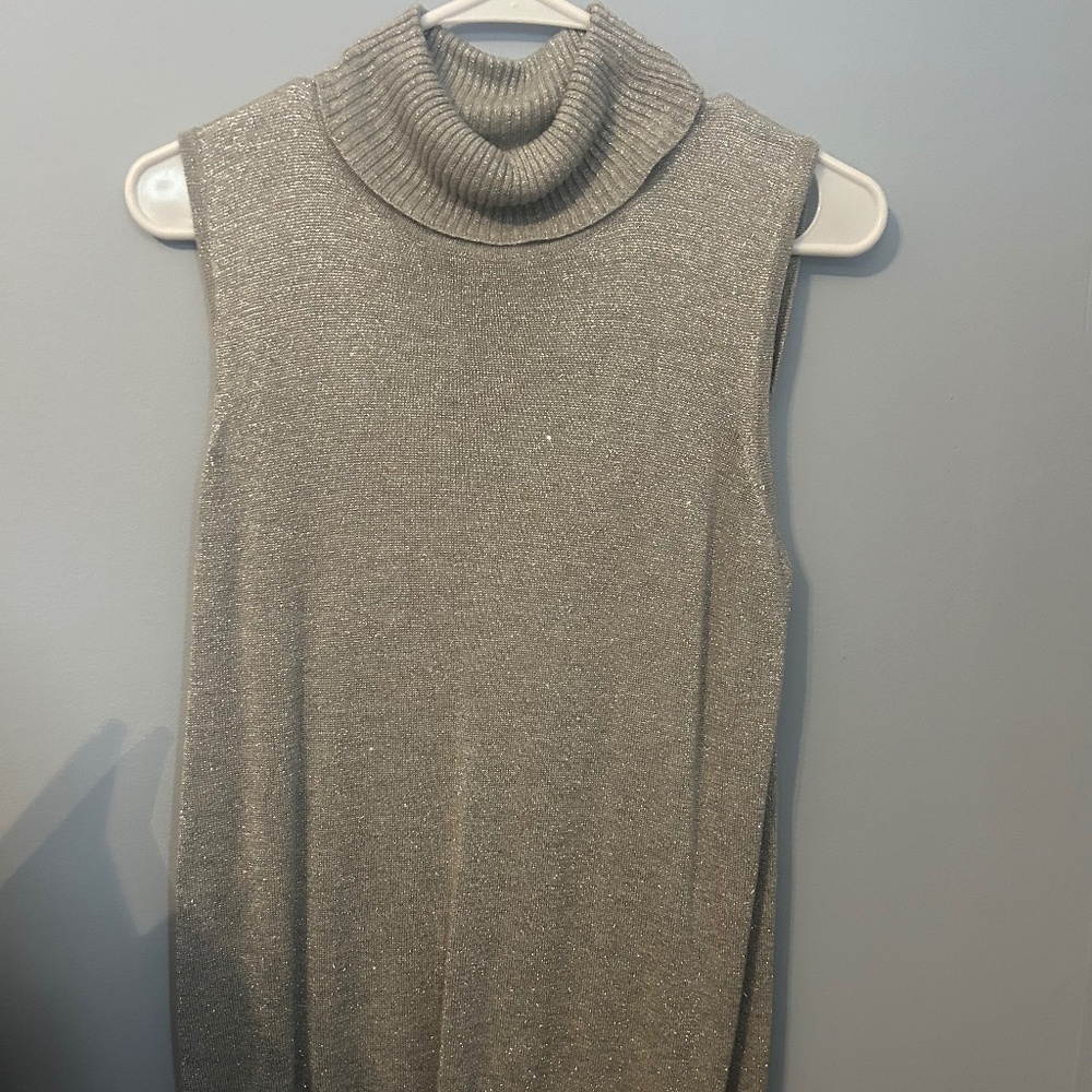 Turtleneck sleeveless sweater